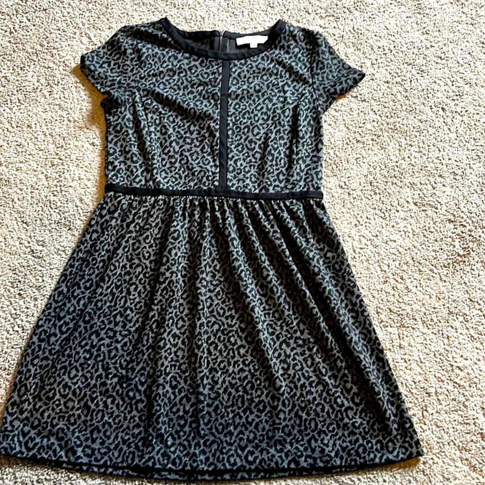 Short sleeve gray and black animal print dress